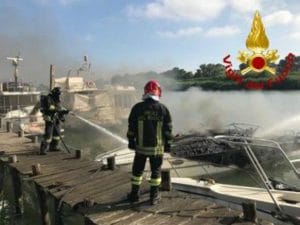 Barche in fiamme a Fiumicino – foto di repertorio