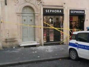 I calcinacci caduti in strada a Piazza di Spagna a Roma