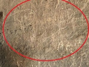 Le lettere incise sulla parete del Colosseo