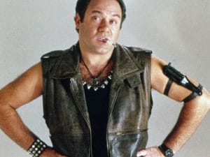 Carlo Verdone nei panni di Oscar Pettinari, protagonista del film "Troppo Forte" (1986): il tipico "coatto" romano.