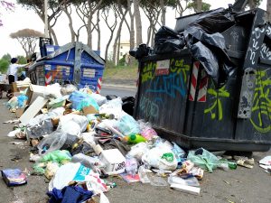 Cassonetti colmi di rifiuti a Roma