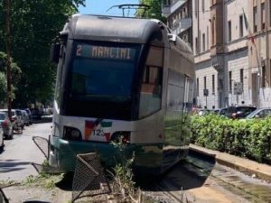 Tram deraglia a Roma – Foto Twitter