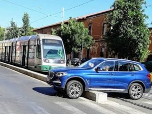 Suv blocca tram in via Labicana