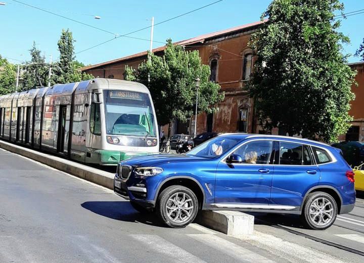 Suv blocca tram in via Labicana