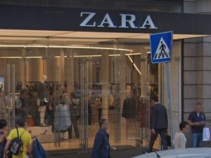 L’ingresso della boutique di Zara in via del Corso