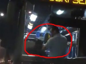 L’autista Cotral che prende a calci e pugni il passeggero