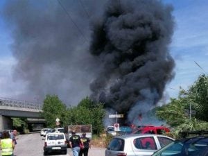 La nube nera dall’auto gpl in fiamme