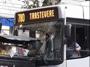 L’autobus 780 finito contro le auto in sosta e i cassonetti Ama. Da Instagram welcometofavelas