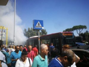 Il bus in fiamme in via di Portonaccio (Foto Twitter di Fabio Felix)