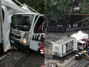 Camioncino Ama si schianta contro stand Cinema America