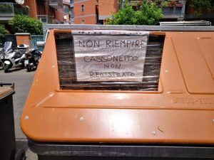 Un nuovissimo cassonetto dell’Ama alla Balduina con la scritta: "Non utilizzare, ancora non è stato registrato"