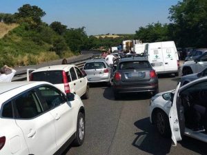Traffico su via Pontina Immagine dal gruppo Facebook Via Pontina S.R.148)