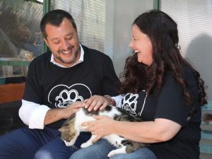 Matteo Salvini visita il gattile del Verano a Roma.