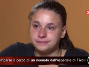 Mamma Melissa lancia un appello per il corpicino di suo figlio scomparso (Frame dal servizio di Chi l’ha visto?)