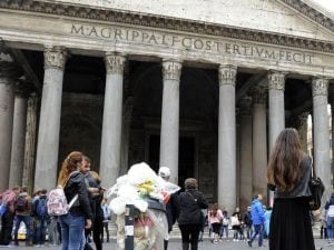 Rifiuti al Pantheon