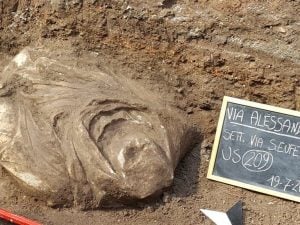 Un busto ritrovato in via Alessandrina