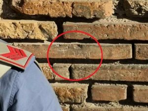 Il nome inciso dal turista su una parete del Colosseo