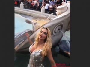 Valeria Marini all’interno della Barcaccia, la fontana di piazza di Spagna progettata da Pietro Bernini, con la collaborazione del figlio Gian Lorenzo