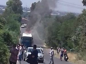 Il bus in fiamme sulla Prenestina (Foto di Claudio De Francesco)