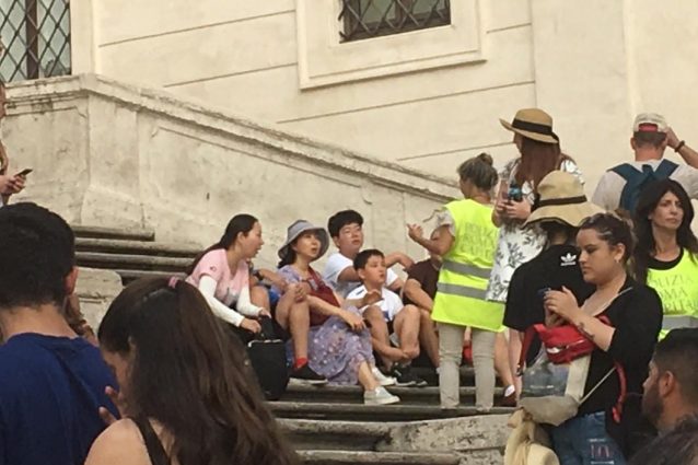 Piazza di Spagna, turisti invitati ad alzarsi