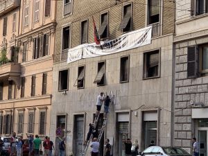 Esponenti Casapound rimuovono la scritta