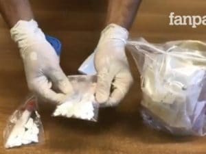 Le dosi di droga sequestrate dai carabinieri