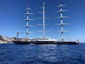 Il Maltese Falcon nelle acque di Ponza (Foto via Facebook)
