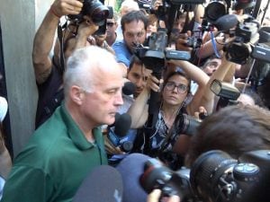 Il padre di Elder Lee all’uscita del carcere di Regina Coeli
