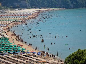 La spiaggia di Serapo a Gaeta – Foto Facebook