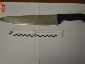 Il coltello utilizzato durante l'aggressione e sequestrato dagli agenti di polizia.
