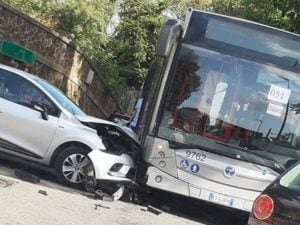 Incidente a Lunghezza, automobile contro bus – Foto Facebook