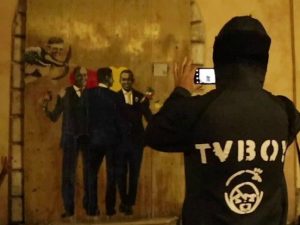 Il murales di TvBoy che racconta il nuovo governo