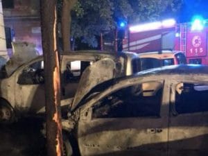 Le auto bruciate a piazzale degli Eroi