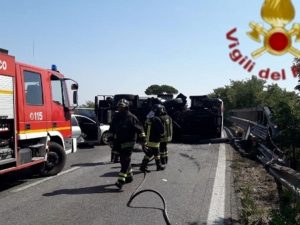 L’autocisterna ribaltata su via Pontina