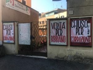 Le scritte comparse nella notte davanti all’entrata del circolo del Partito democratico di Ponte Milvio, Roma