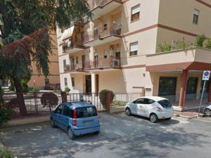 Il condominio in cui è stato ritrovato il cadavere chiuso in auto