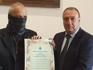 Il capitano Ultimo, ovvero il colonnello dei carabinieri Sergio De Caprio, con il sindaco di Bracciano, Armando Tondinelli, che gli ha conferito la cittadinanza onoraria.