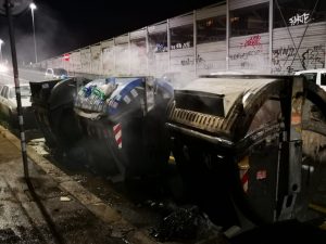 I cassonetti bruciati in via Circonvallazione Nomentana (Foto carabinieri)