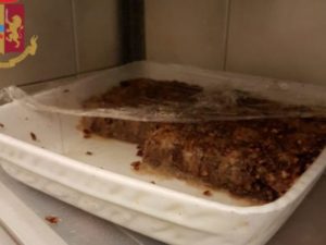 Cibo mal conservato all’interno di un ristorante in zona Colombo