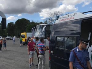 Le ispezioni al bus dei carabinieri