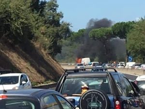 Traffico su via Pontina per furgone in fiamme (Foto Facebook "Via Pontina"