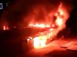 Le immagini dell’incendio al mercato di piazza dei Tribuni al Quadraro