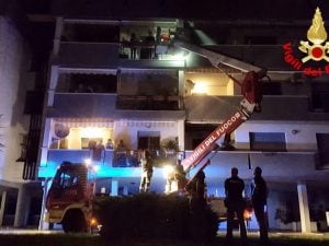 I vigili del fuoco in via Geminiani a Latina