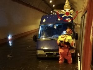 Vigili del fuoco a lavoro nel sottopassaggio su via Appia bis