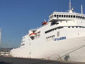 Il traghetto Claudia della Grimaldi Lines proveniente da Olbia in Sardegna