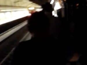 Passeggeri costretti a camminare a piedi sui binari della metro – Foto Facebook