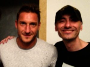 Pierfrancesco Stocco insieme all’ex capitano della Roma Francesco Totti nel 2012