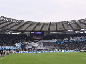 La coreografia per Fabrizio Piscitelli esposta dagli ultras della Lazio in Curva Nord