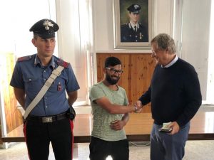 Il ragazzo che ha restituito il portafogli trovato e il suo proprietario