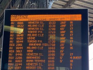 Tabellone partenze alla stazione di Bologna